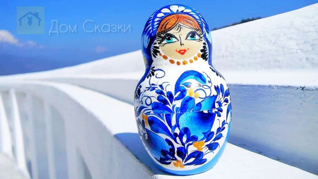 Русская матрёшка разукрашенная в бело-голубой гамме.