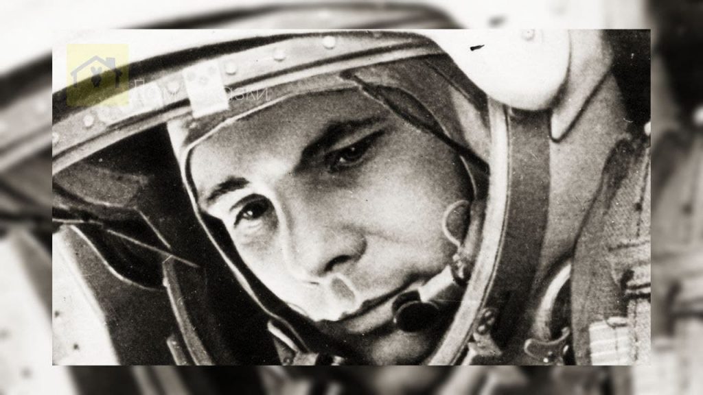 Лицо Юрия Гагарина в скафандре на чёрно-белом снимке.