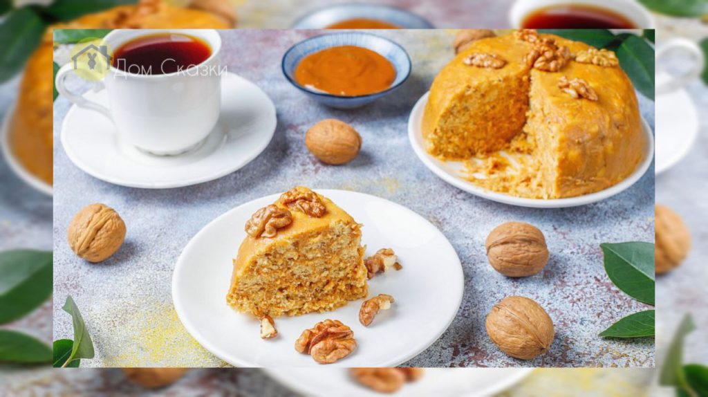 Скахзка про года, на столе стоит композиция: медовый торт, отрезанный кусочек торта на тарелке, чашка крепкого чёрного чая и грецкие орехи разбросанные на столе.